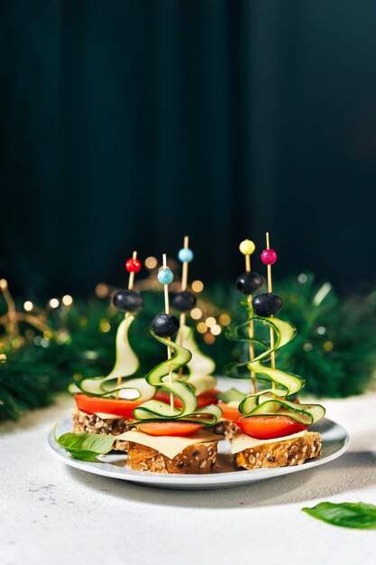 Foto festlicher weihnachtssnack auf einem teller auf einem weißen tisch