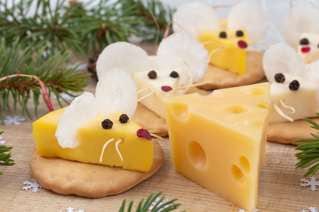 Festliches essen für das neue jahr. jahr der weißen ratte. mausförmige käse vorspeise. weihnachtsstimmung.