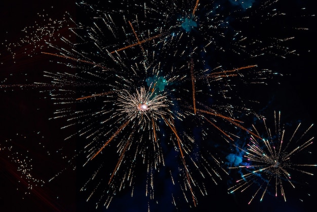 festliches Feuerwerk in der Nachtstadt