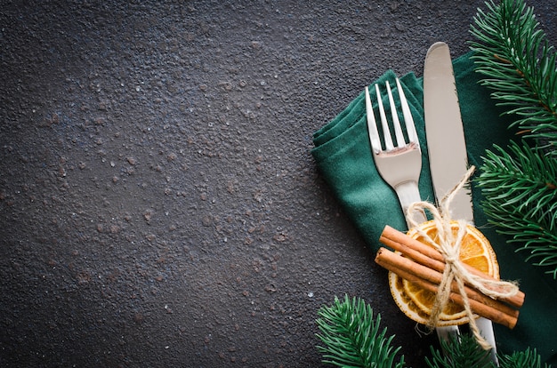 Festliches Gedeck für Weihnachts- oder Neujahrsessen.