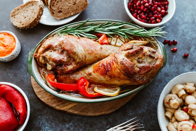 Festliches Gericht für Thanksgiving gebratene Truthahnkeulen mit Gemüse auf einem Tisch mit Snacks Draufsicht flach gelegt