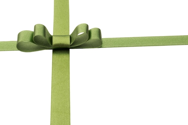 Festliches grünes Geschenkband und Schleife isoliert auf weißem Hintergrund