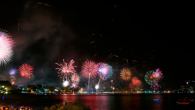 Festliches neues Jahr 2019 mit Feuerwerk Leuten feiern Tag des neuen Jahres am patong Stadt Phuket Thailand