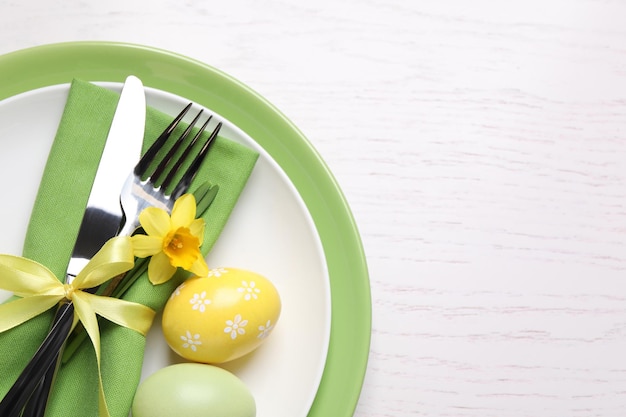 Festliches Ostergedeck mit Eiern auf Draufsicht des weißen hölzernen Hintergrundes Platz für Text