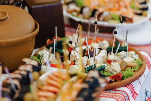 Festliches Salzbuffet, Fisch, Fleisch, Pommes, Käsebällchen und andere Spezialitäten für Hochzeiten und andere Veranstaltungen