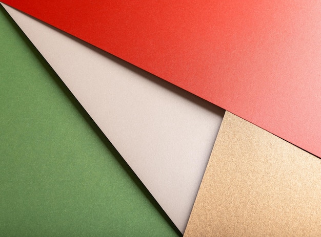 Festliches Verpackungspapier mit glänzender Textur in rot, grün und weiß, elegant und dekorativ