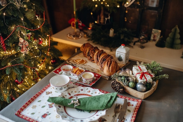 festliches weihnachtsessen, hausgemachtes süßes gebäck, weihnachtsdekor