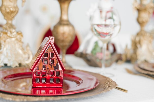 Festliches Weihnachtsessen Rotes Haus auf einem Teller auf dem Tisch