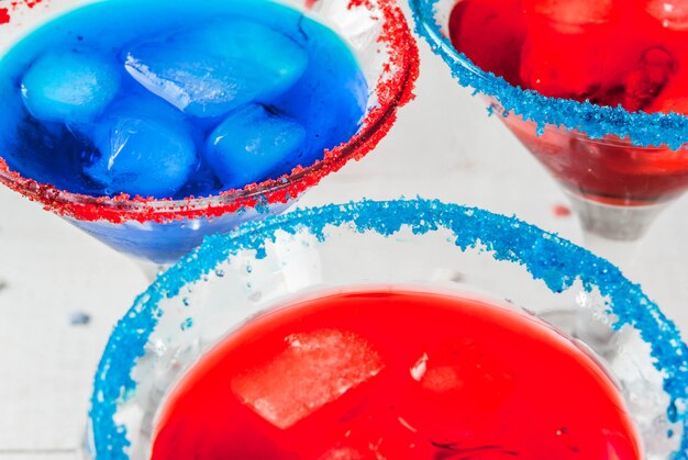Festlichkeiten für Unabhängigkeitstagfeiertag am 4. Juli Selbst gemachte alkoholische Cocktails schlagen in den traditionellen Farben durch