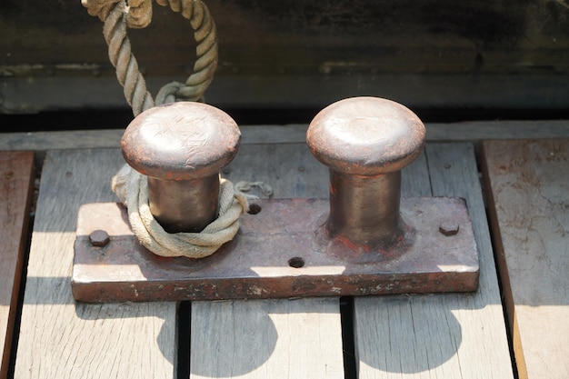 Festmacher im Hafen zum Abfahrtsschiff