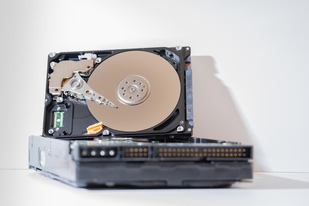 Festplatte auf einem weißen Hintergrund isoliert Computer-HDD-Festplatte Computer-Speicher