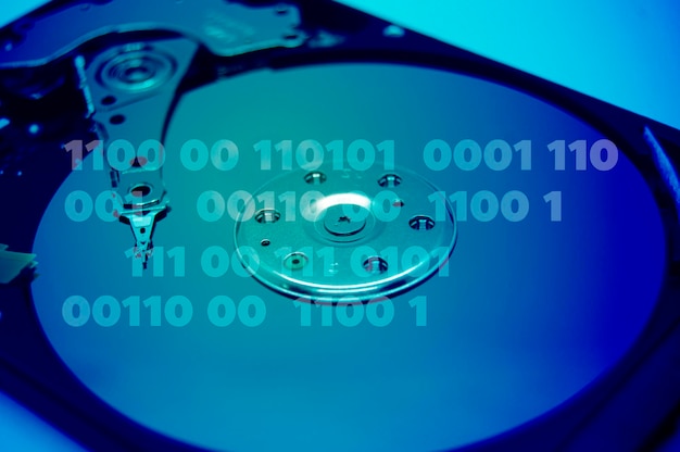 Festplattenkonzept Auf der Festplatte werden wichtige Daten gespeichert, das blaue Licht, das auf die Festplatte scheint