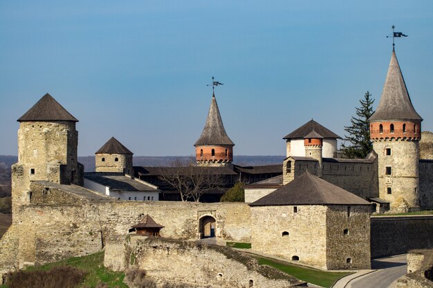 Festung Kamianets Podilskyi. Ansicht der Festungsmauer mit Türmen im frühen Frühling, Ukraine