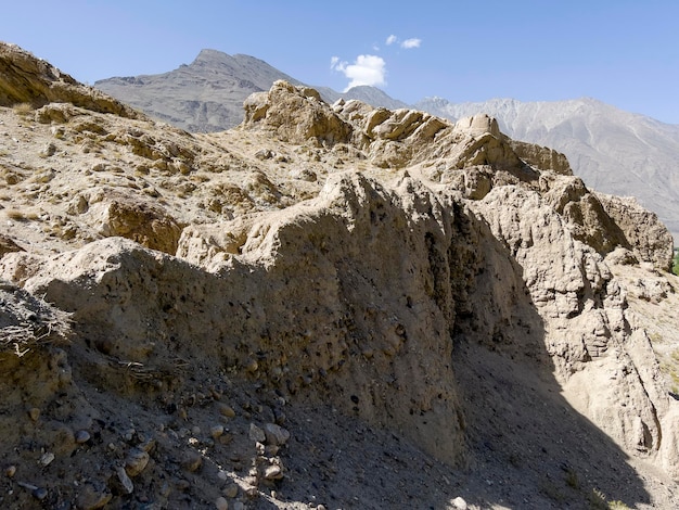 Festungsmauer einer riesigen Ruine im Pamir-Gebirge