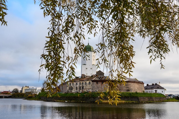 Festungsmauer Schloss Wyborg Herbsttag gelbe Blätter Schloss Wyborg mittelalterliche Burg in der Stadt Wyborg