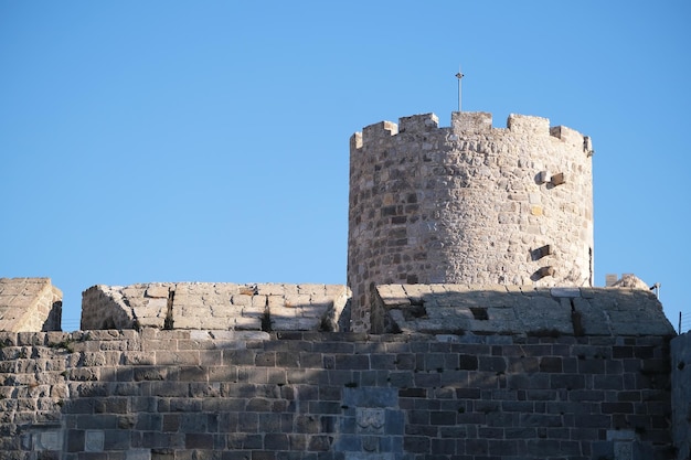 Festungsmauer und Turm gegen den blauen Himmel