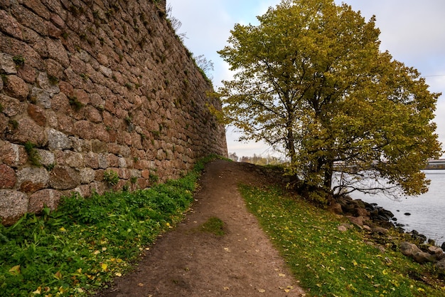 Festungsmauer Vyborg Castle Sightseeing Herbsttag gelbe Blätter