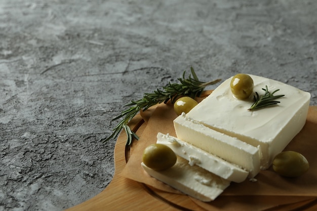 Feta-Käse auf grauer strukturierter Oberfläche