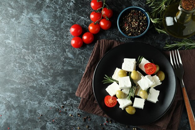 Feta-Käse auf schwarzer rauchiger Oberfläche