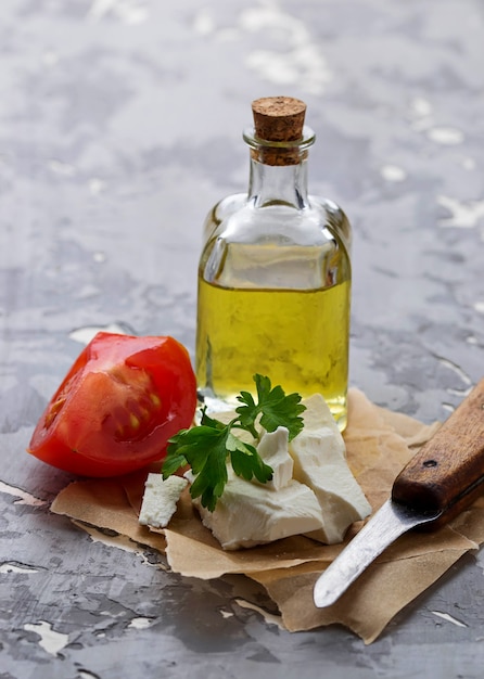 Feta-Käse mit Tomaten und Öl.