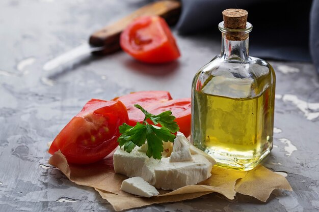 Feta-Käse mit Tomaten und Öl.