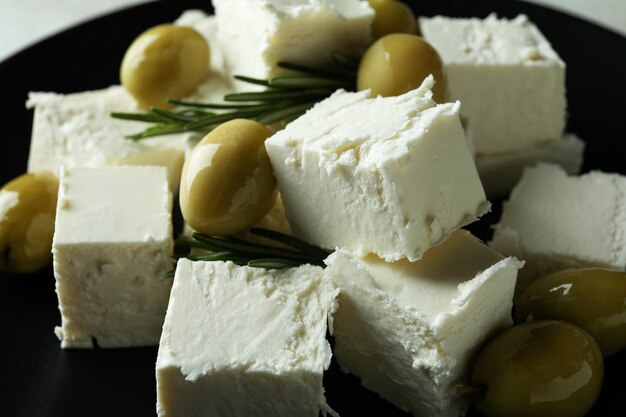 Feta-Käsestücke, Oliven und Rosmarin, Nahaufnahme