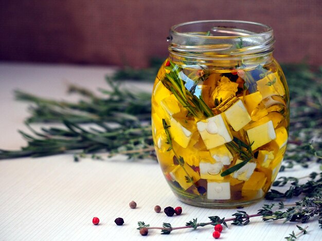 Feta-Käsewürfel mit Rosmarin-Thymian und Olivenölsauce