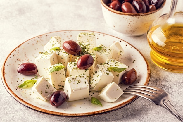 Feta de queso griego con orégano y aceitunas