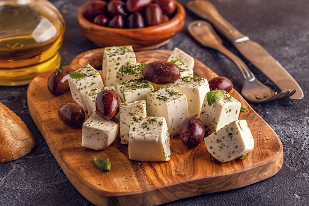 Feta de queso griego con orégano y aceitunas