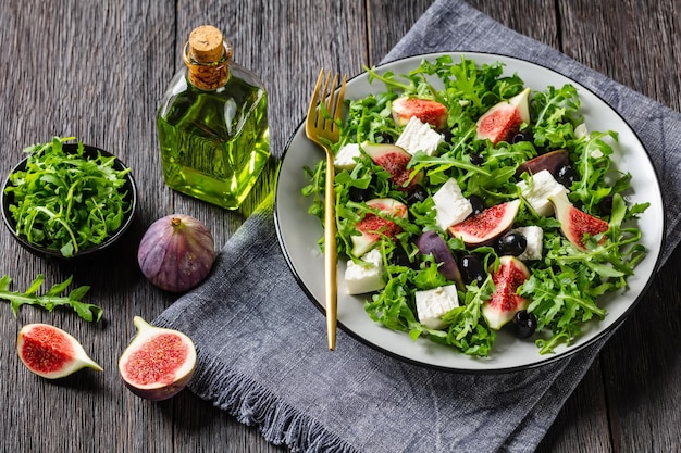 Feta de rúcula, higos y ensalada de aceitunas negras