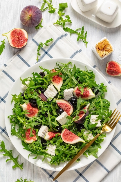 Feta de rúcula, higos y ensalada de aceitunas negras