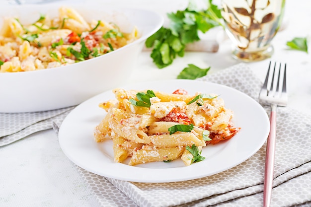 Fetapasta. Tendências de Feta, receita de massa feita com tomate cereja, queijo feta, alho e ervas.