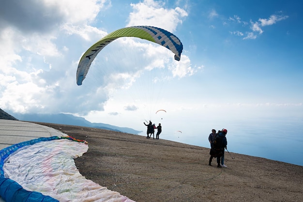 Fethiye Türkei 22. Januar 2023 Babadag Gleitschirmflug Start vom Berg im blauen Himmel