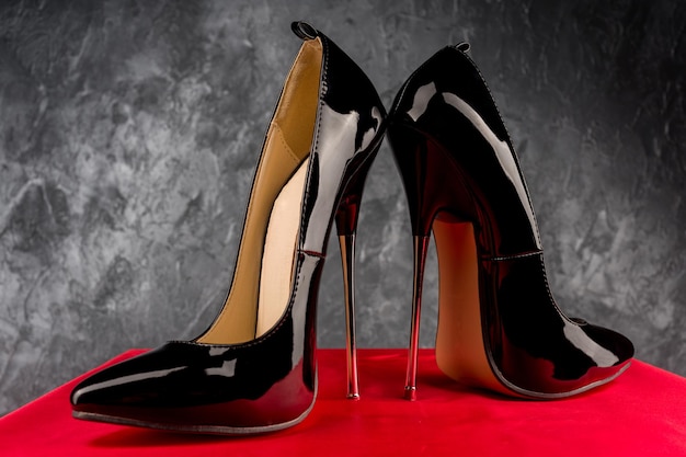 Fetiche preto brilhante couro patente stiletto saltos altos com imagem de alça de tornozelo