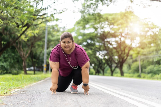Fette asiatische Frau bereit zu laufen, trainiert für das Konzept der Gewichtsverlustidee.