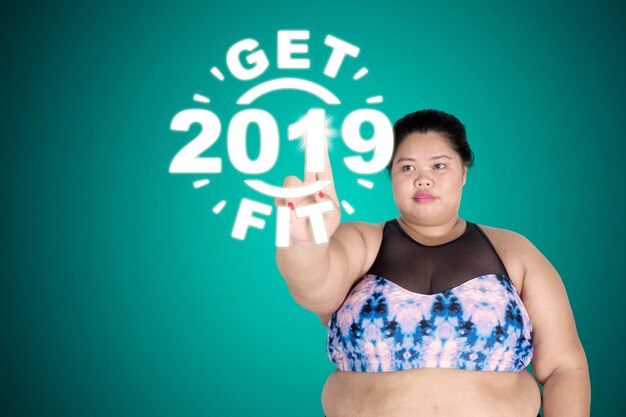 Foto fette frau berührt den text von get fit 2019