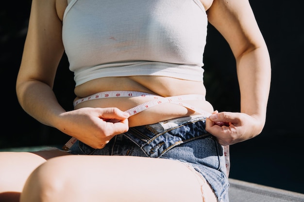 Foto fette frau, fetter bauch, mollig, fettleibige frau, die übermäßige bauchfett mit maßband hält, diät-lebensstilkonzept der frau