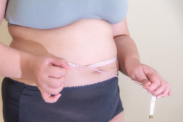 Fette Frauen., Übergewichtige Bauchfrauen, Gesunde Bauchmuskeln und Diät-Lebensstil, um das Bauchkonzept zu reduzieren.