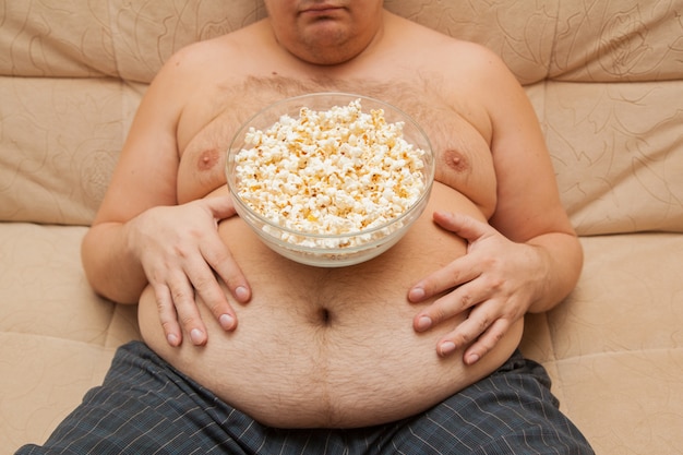 Fetter Bauch eines fettleibigen Mannes. Die Folgen von Unterernährung