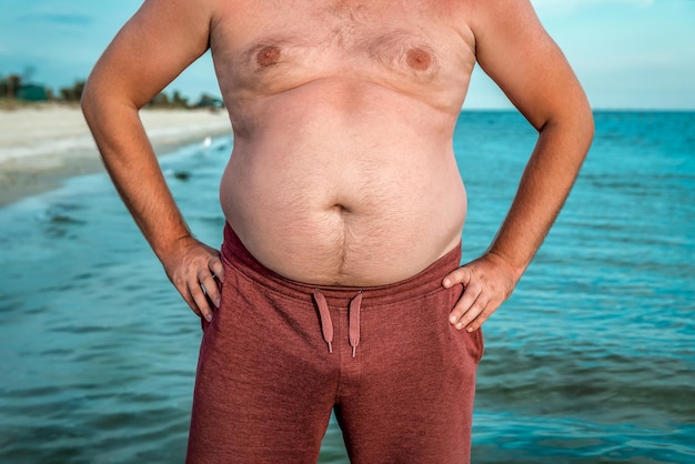 Foto fetter männlicher torso am strand