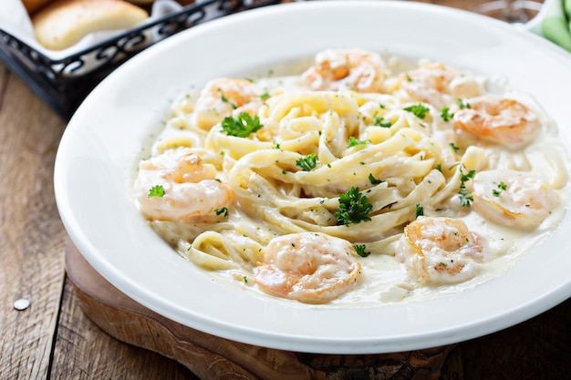 Foto fettuccine alfredo com camarão