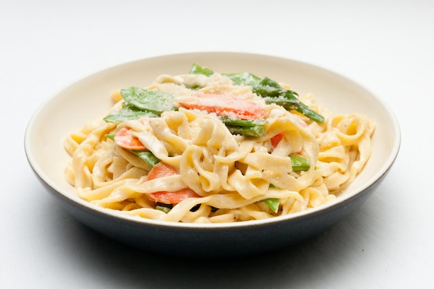 Fettuccine alfredo primavera