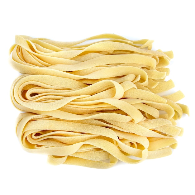 Foto fettuccine auf weißem hintergrund