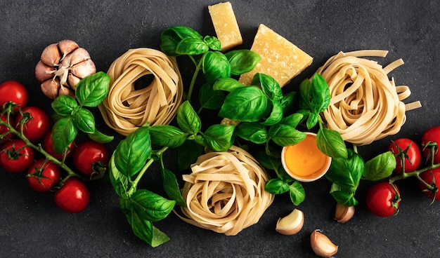 Fettuccine com ingredientes para cozinhar macarrão italiano no escuro