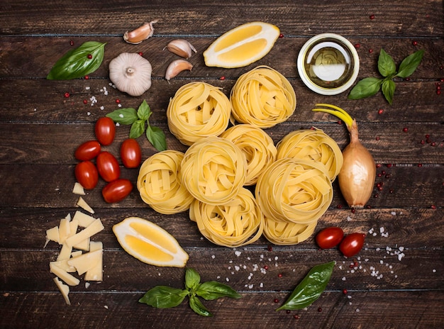 Fettuccine com ingredientes para cozinhar macarrão na vista superior de fundo de madeira