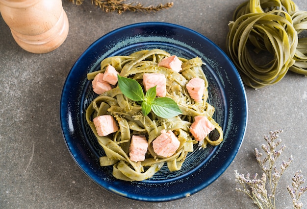 fettuccine de espinafre com salmão