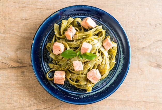 fettuccine de espinafre com salmão