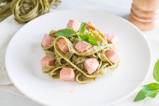 fettuccine de espinafre com salmão