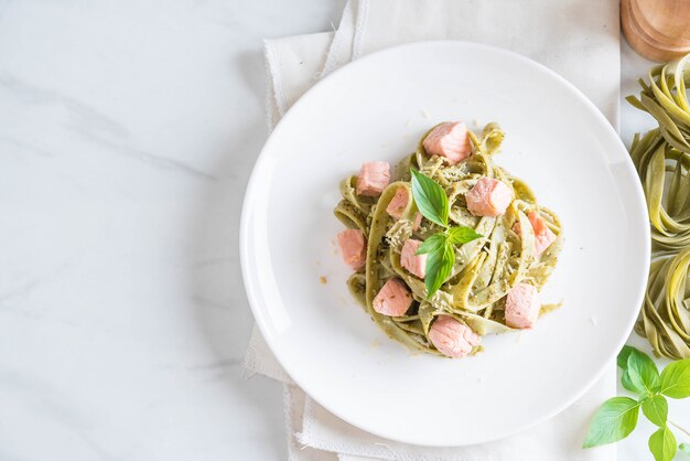 fettuccine de espinafre com salmão