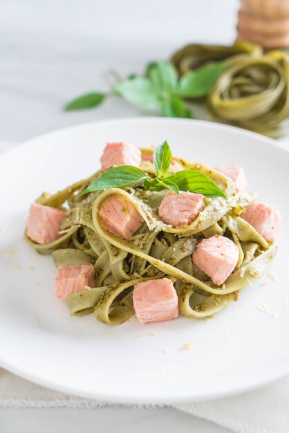 fettuccine de espinafre com salmão